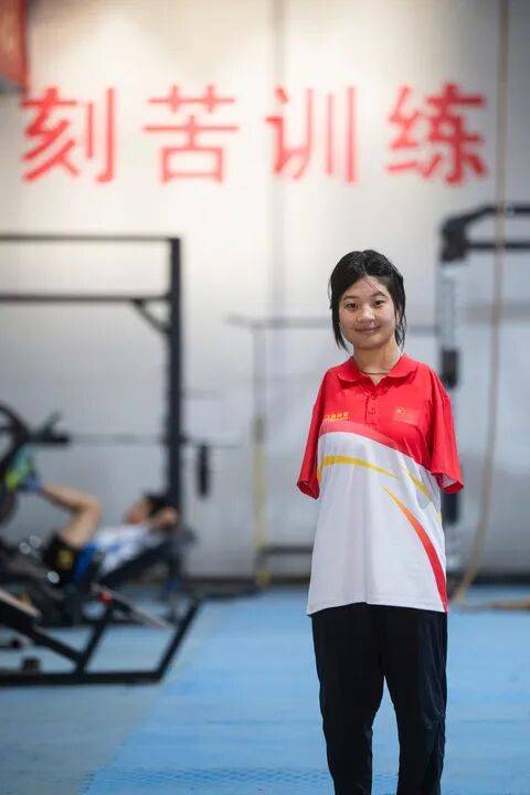 无臂女孩刘三华：用脚撑起“铁人”人生