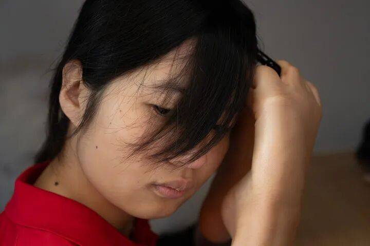 无臂女孩刘三华：用脚撑起“铁人”人生